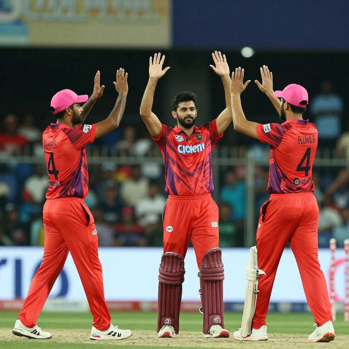 বোল্যান্ডের চার উইকেটে অস্ট্রেলিয়া এগিয়ে, কিন্তু জকবেরায় তাদের আসল প্রতিপক্ষ ঘড়ি